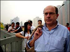 John Sweeney vẫn khó tìm được những người muốn nói chuyện