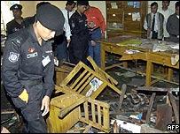 غازی پور میں بم دھماکے کے بعد سکیورٹی اہلکار جگہ کا معائنہ کر رہا ہے