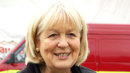 Cheryl Gillan ar y maes