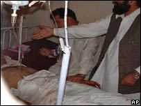 Soldado paquistanês ferido nos combates recebe socorros