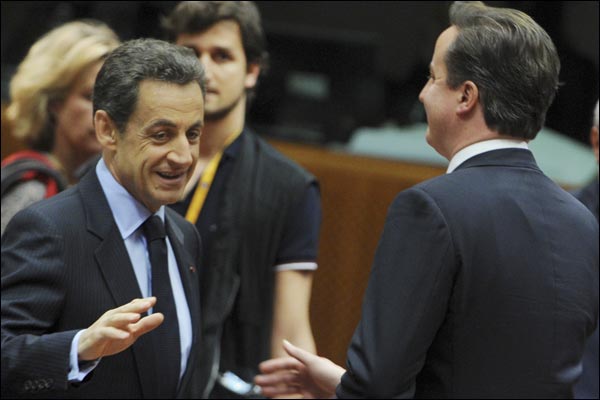 Tổng thống Pháp né tránh, không bắt bàn tay chìa ra của Thủ tướng Anh