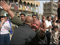 Parentes de militantes mortos, em funeral em área xiita