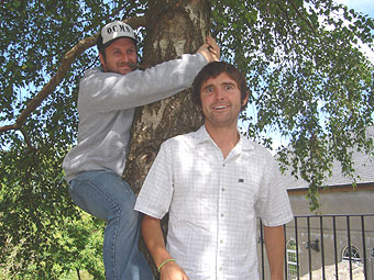 Gai Toms a Ceri Cunngington o Anweledig mewn coeden.