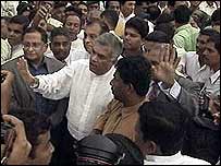 विक्रमसिंघे अपने समर्थकों के साथ