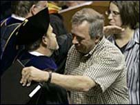 Thành viên của các nạn nhân nhận bằng