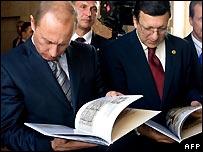 Vladimir Putin and Jose Manuel Barroso