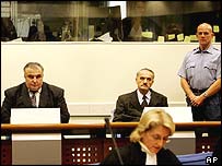 دراگان يوکيچ (چپ) و ويدويه بلاگويويچ (وسط) در دادگاه