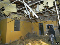 Policial palestino observa estragos em clube da ONU em Gaza