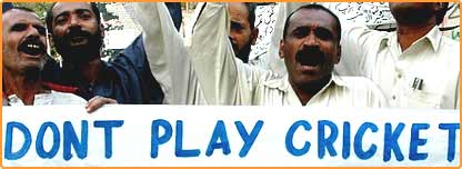 پاکستانی شائقین انگلینڈ کرکٹ ٹیم کو خوش آمدید کہتے ہوئے