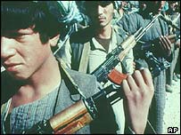 افراد مسلح ژنرال دوستم در برابر جنگجويان استاد عطا محمد صف کشيده اند