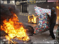 Manifestantes ergueram barricadas nas ruas de Beirute 