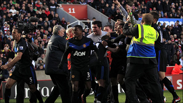 Rio Ferdinand celebrates Javier Hernandez's winner against Stoke