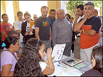 Paraguaios aguardam para votar (foto de arquivo:Antônio Cruz/ABr)