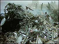 مردی در ميان بقايای هلی کوپتر شينوک آمريکا درحال جستجو است 