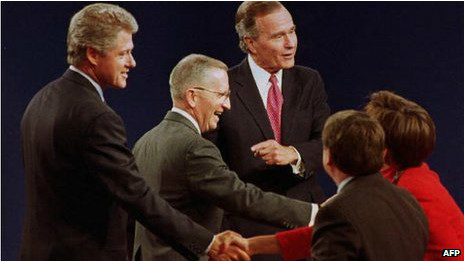 پرو به همراه کلینتون (سمت چپ) و بوش