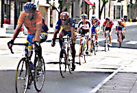 Pobl yn beicio ar y ffordd