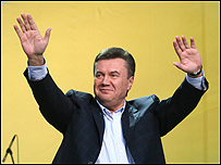 Віктор Янукович під час протестів у Києві у п'ятницю. Фото Укрінформу