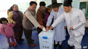 韓國忠清南道論山市某票站身穿民族服裝的選民投票（19/12/2012）