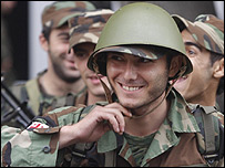 Một lính dự bị Gruzia cười khi ra tiền tuyến ở Gori