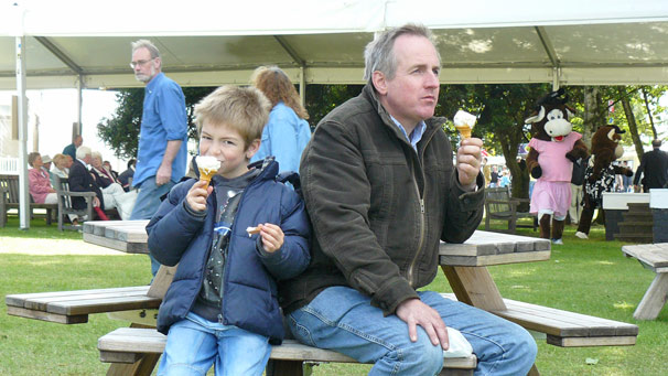 These visitors took a well-earned ice cream break in the sunshine.