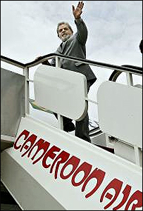 O presidente Lula embarca no avião em Camarões rumo à Nigéria/Foto: Agência Brasil