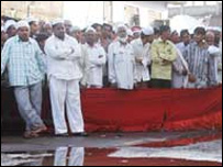 مالیگاؤں دھماکوں کے بعد مسلمان موقع کے قریب کھڑے ہیں (فائل فوٹو)