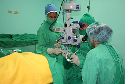 Cirujano operando en La Habana (Foto:Raquel Pérez)