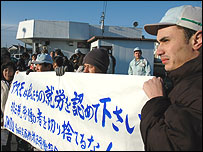 Manifestação de brasileiros em Kosai (Foto: Ewerthon Tobace/BBC Brasil)