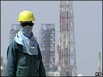 Petrol kuyuları önünde bir işçi