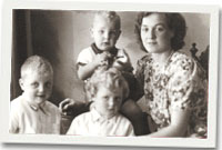 Teulu'r Orritts ym 1942 (Bryan ar y chwith)