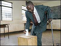 Eleitor coloca o seu voto na urna