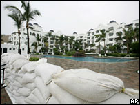 Sacos de areia no exterior de um hotel em Cabo San Lucas