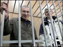 Michail Chodorkovskij a jeho společník Platón Lebeděv za mřížemi