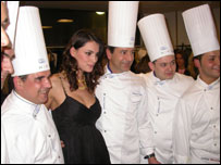 Modelo com cozinheiros