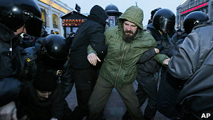 俄罗斯圣彼得堡防暴警察逮捕反政府示威者（31/1/2013）
