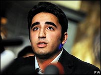 Bilawal Bhutto Zardari durante entrevista coletiva em Londres