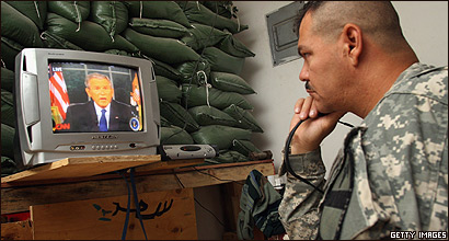 Soldado latino en Irak ve a Bush en la TV