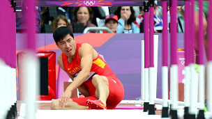 刘翔在起跑后跨越第一栏时摔倒