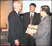 Ông Nguyễn Minh Triết tặng tranh cho Hiệu trưởng New School Bob Kerry