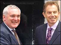 Britský premiér Tony Blair a irský premiér Bertie Ahern