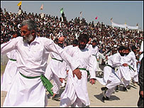 افغانها در هنگام اجرای رقص اتن 