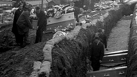 Diwrnod angladd yn Aberfan
