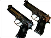 Arma real e réplica