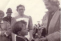 Dilys Cadwaladr yn ennill y goron yn Eisteddfod y Rhyl 1953