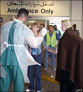 Di pusat perawatan Salmainya di ibukota Bahrain, Manama, tim dokter mencoba menenangkan korban dan kerabat serta kawan mereka.