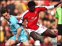 Adebayor (phải) bỏ lỡ hai cơ hội cho Arsenal