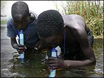 Crianças a usar a LifeStraw