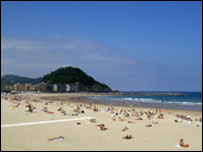 Playa de la Zurriola, no País Basco, Espanha