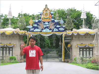 Hat trước cửa cung điện của Vua Rama IX hiện đang trị vì Thái Lan