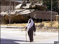 Tanque israelense patrulha a cidade de Jenin, na Cisjordânia